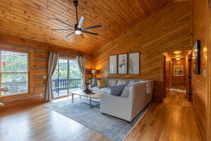 Smart TV, fireplace, stereo - Horse Valley Lodge - Pool Table, Firepit, Indoor fireplace, Pet Friendly (Boone)