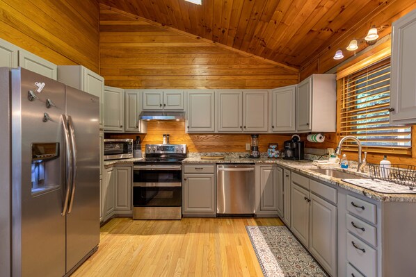 Fridge, oven, stovetop, coffee/tea maker - Horse Valley Lodge - Pool Table, Firepit, Indoor fireplace, Pet Friendly (Boone)