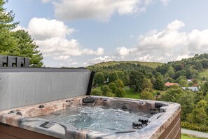 Outdoor spa tub - Horse Valley Lodge - Pool Table, Firepit, Indoor fireplace, Pet Friendly (Boone)