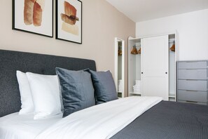 1 slaapkamer, een strijkplank/strijkijzer, wifi, beddengoed