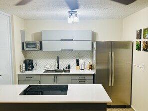 Refrigerador, microondas, parrilla de estufa y cafetera y tetera