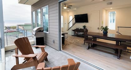 119 Elm Ave · San Diego Beachfront House 60s to sand, surf, pier