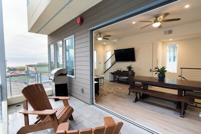 119 Elm Ave · San Diego Beachfront House 60s to sand, surf, pier