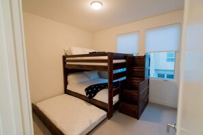 1 chambre, matelas mémoire de forme, fer et planche à repasser