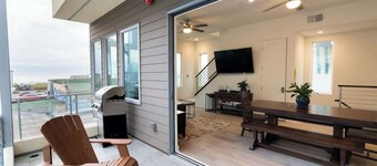 119 Elm Ave · San Diego Beachfront House 60s to sand, surf, pier