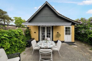 Outdoor dining - Cozy holiday home on Sydbornholm (Nexø)