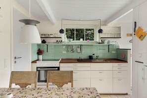 Fridge, oven, stovetop, coffee/tea maker