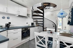 Kjøleskap, ovn, kokeplater og oppvaskmaskin