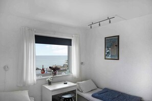 2 bedrooms, iron/ironing board, free WiFi