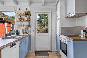 Fridge, oven, stovetop, dishwasher - Family-friendly cottage close to the water (Nykøbing Sjælland)