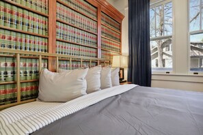 Een kluis op de kamer, een bureau, een strijkplank/strijkijzer