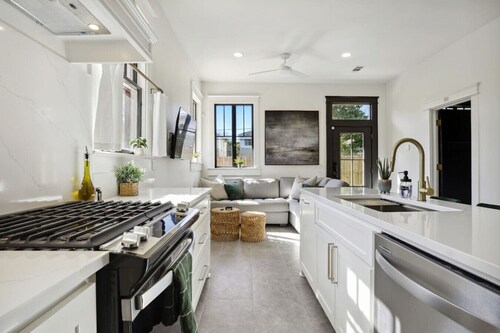 Exquisite Garden District Haven, Walk to Dining