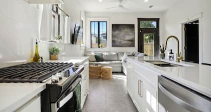 Exquisite Garden District Haven, Walk to Dining