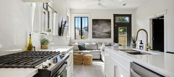 Exquisite Garden District Haven, Walk to Dining