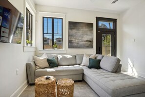 Smart TV, fireplace - Exquisite Garden District Haven, Walk to Dining (Baton Rouge)