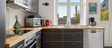 Jääkaappi, uuni, liesi, astianpesukone