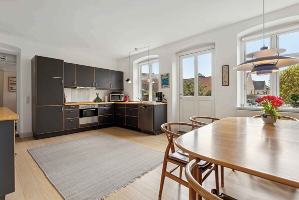 Réfrigérateur, four, plaque de cuisson, lave-vaisselle