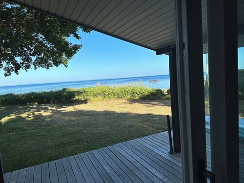 Holiday house in 1st row to nice beach