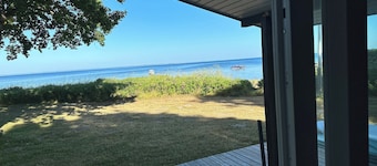 Holiday house in 1st row to nice beach