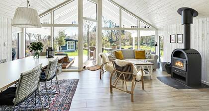 Holiday home within walking distance to the water
