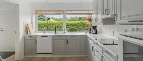 Réfrigérateur, four à micro-ondes, un four, surface de cuisson