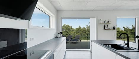 Réfrigérateur, four à micro-ondes, un four, surface de cuisson