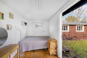 2 bedrooms, iron/ironing board, free WiFi