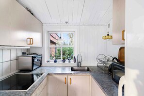 Fridge, oven, stovetop, coffee/tea maker