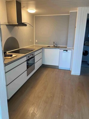 Een koelkast, een oven, een kookplaat, een vaatwasser