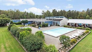 Een binnenzwembad en een verwarmd zwembad