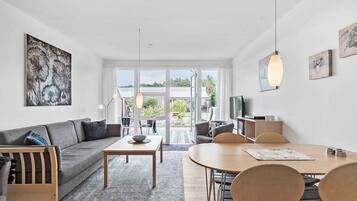 Een dvd-speler en een tafeltennistafel