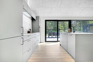 Fridge, microwave, oven, stovetop - Newly built summer house full of luxury (Hals)