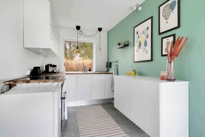 Kjøleskap, ovn, kokeplater og oppvaskmaskin