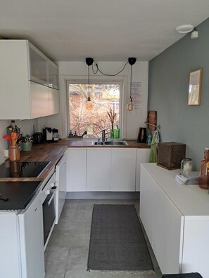 Een koelkast, een oven, een kookplaat, een vaatwasser