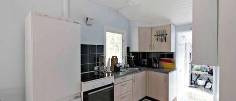 Fridge, oven, stovetop, coffee/tea maker