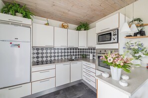 Fridge, oven, stovetop, coffee/tea maker - Holiday apartment with sea view on the cliffs (Allinge-Sandvig)