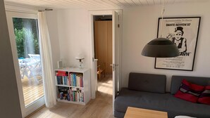 Een televisie, een dvd-speler en een stereo