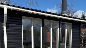 En bygning med store glasdøre, skorsten og en grund anlagt med mursten.