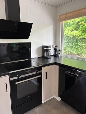 Een koelkast, een magnetron, een oven, een kookplaat