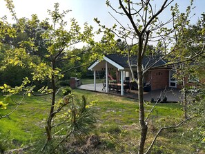 Outdoor dining - Cozy newer large holiday home in Snogebæk (Nexø)