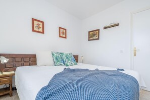 2 Schlafzimmer, Bügeleisen/Bügelbrett