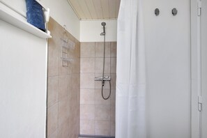 Shower, hair dryer - Newly restored cottage with panoramic sea views (Aabenraa)