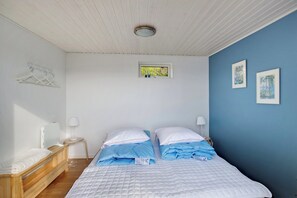 2 bedrooms, iron/ironing board, free WiFi