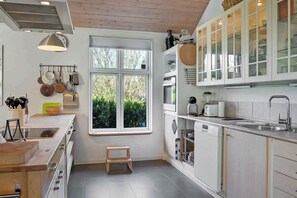 Fridge, oven, stovetop, dishwasher - Cozy summer house in the heart of North Zealand (Græsted)
