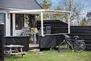 Outdoor dining - Holiday apartment in peaceful surroundings (Nexø)