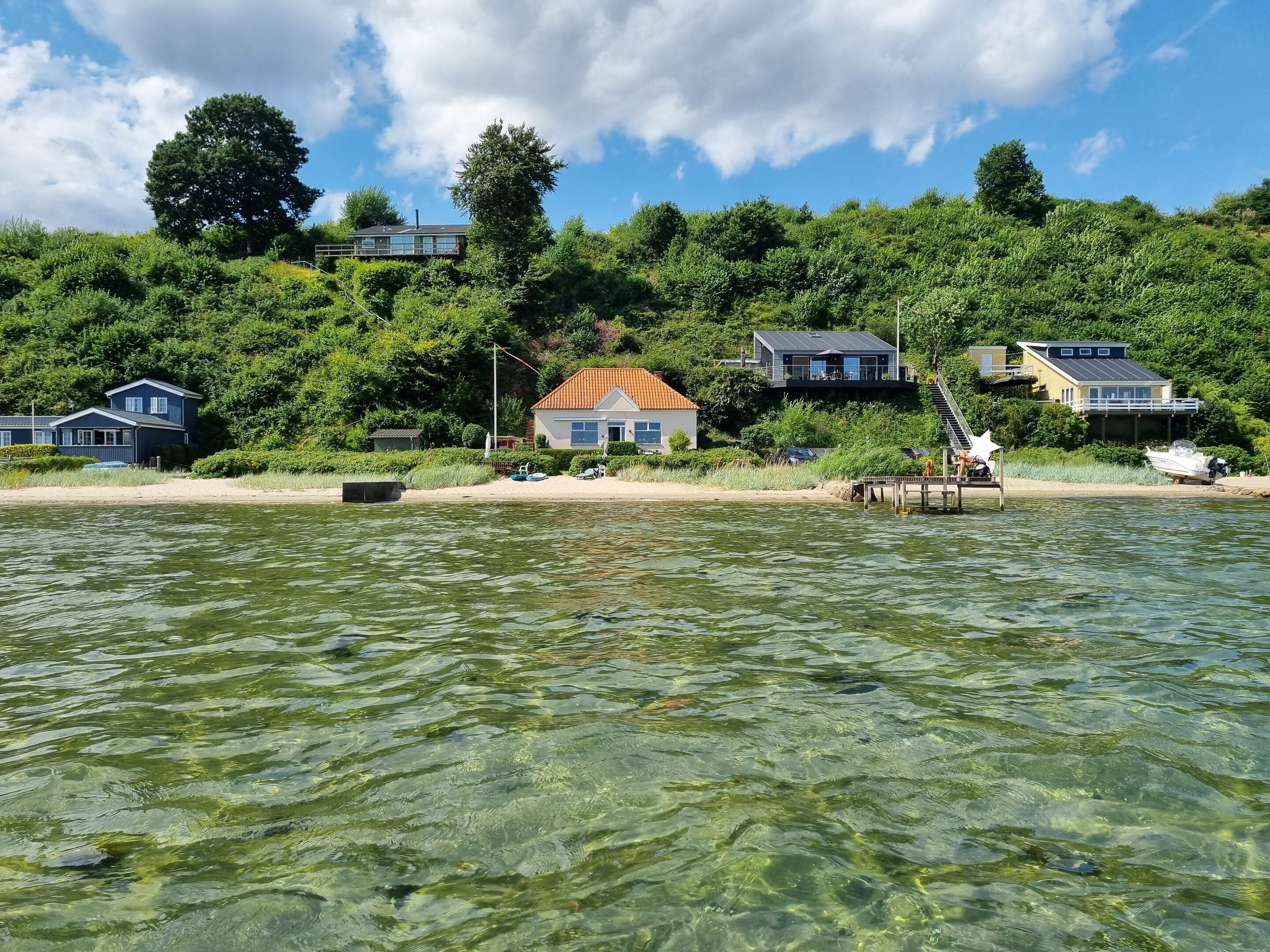 På stranden