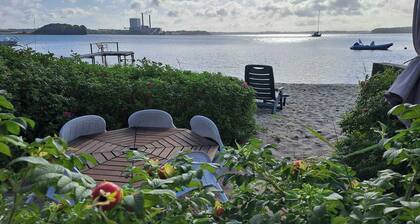 Exclusive location at the water's edge