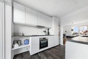 Fridge, microwave, oven, stovetop - Lovely holiday home in idyllic surroundings (Rønne)