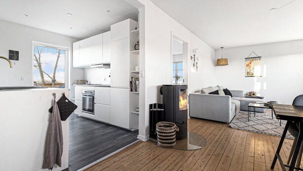 Un interno moderno con cucina, zona living e camino.