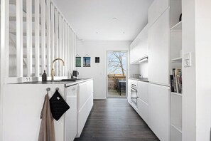 Fridge, microwave, oven, stovetop - Lovely holiday home in idyllic surroundings (Rønne)